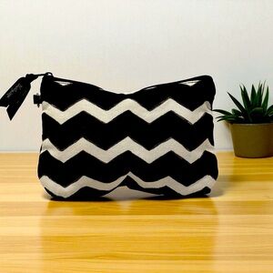 Thirty-One Chevron Zip Pouch with D Ring
